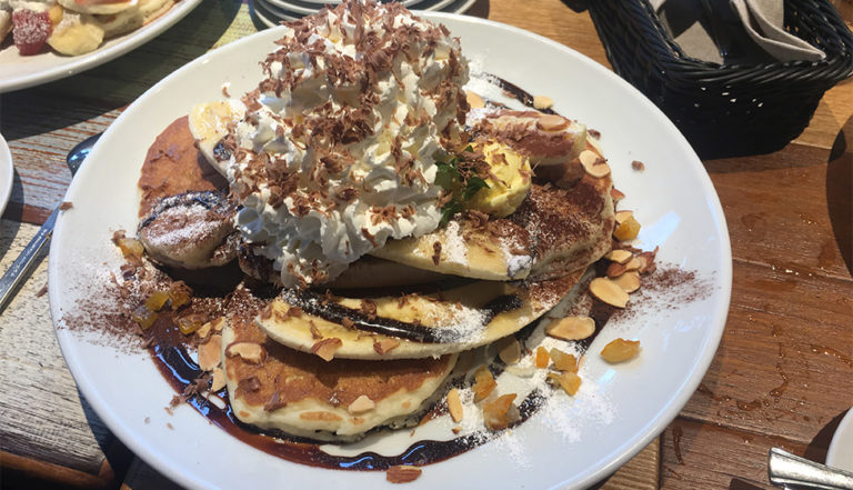 コナズ珈琲_メニュー_東浦和店-パンケーキ削りチョコバナナ-02
