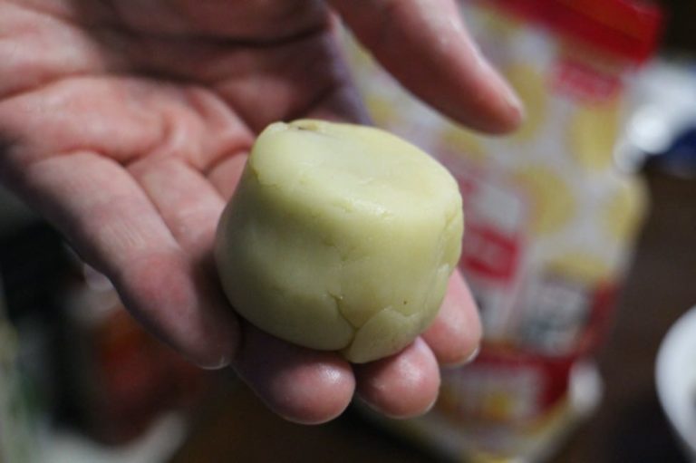 月餅_まずい_カロリー_レシピ_手で形を整える