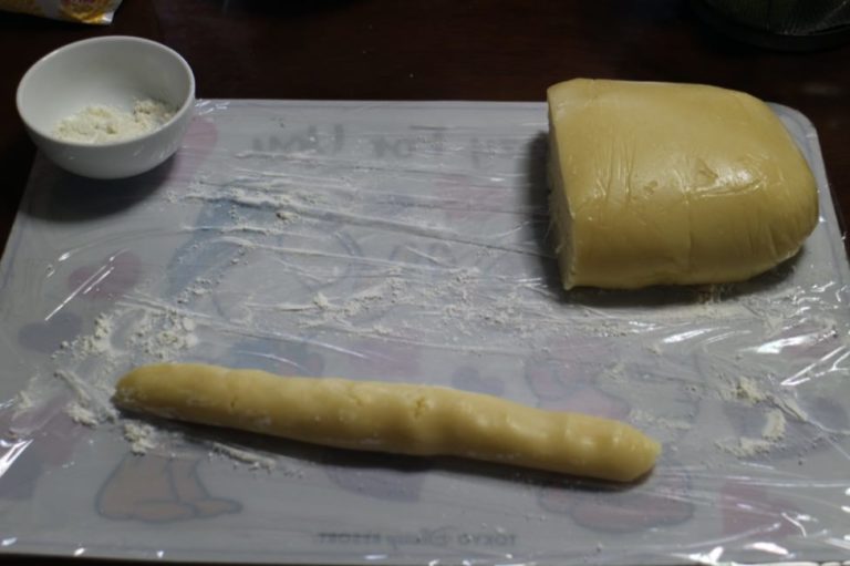 月餅_まずい_カロリー_レシピ_寝かした皮を切る