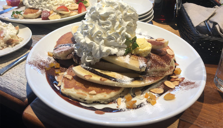 コナズ珈琲_メニュー_東浦和店-パンケーキ削りチョコバナナ