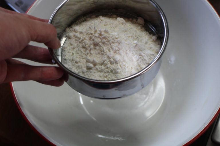 月餅_まずい_カロリー_レシピ_小麦カスタードパウダーふるい