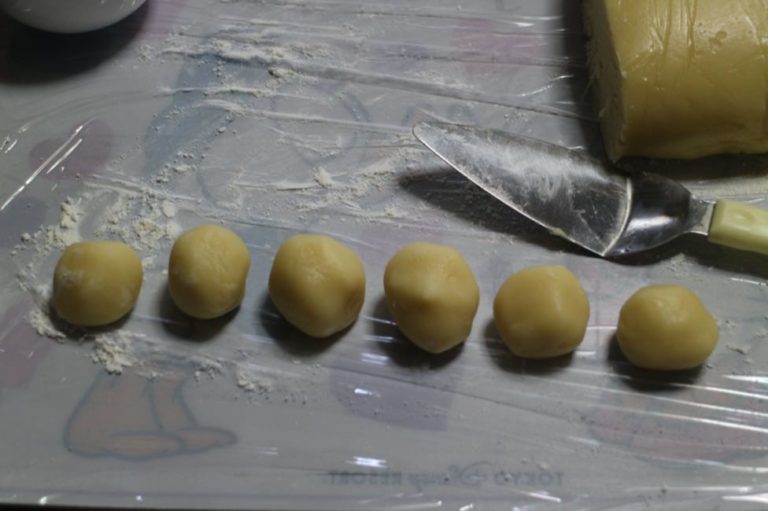 月餅_まずい_カロリー_レシピ_皮丸める
