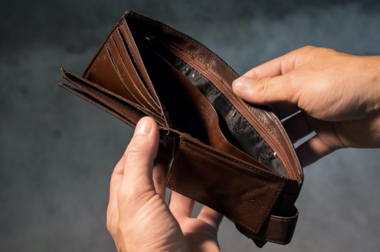 ネットビジネスで稼げない人の特徴-お金に困っている人